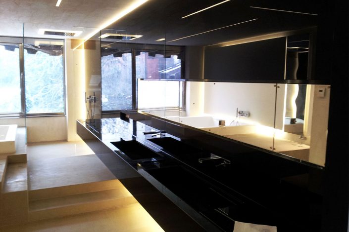 rivestimento parete bagno con lacobel nero