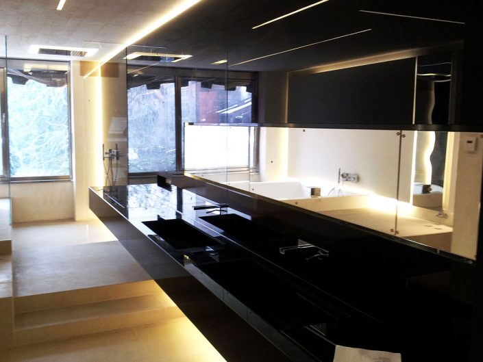 rivestimento parete bagno con lacobel nero