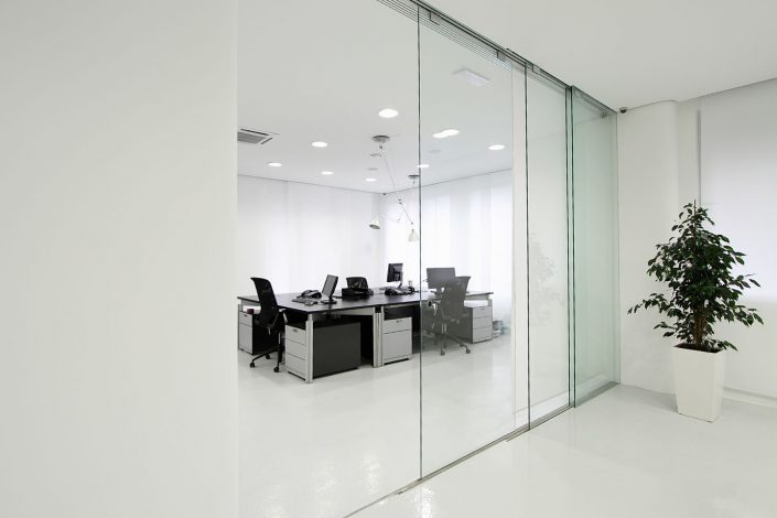 ufficio con vetrate e porte scorrevoli